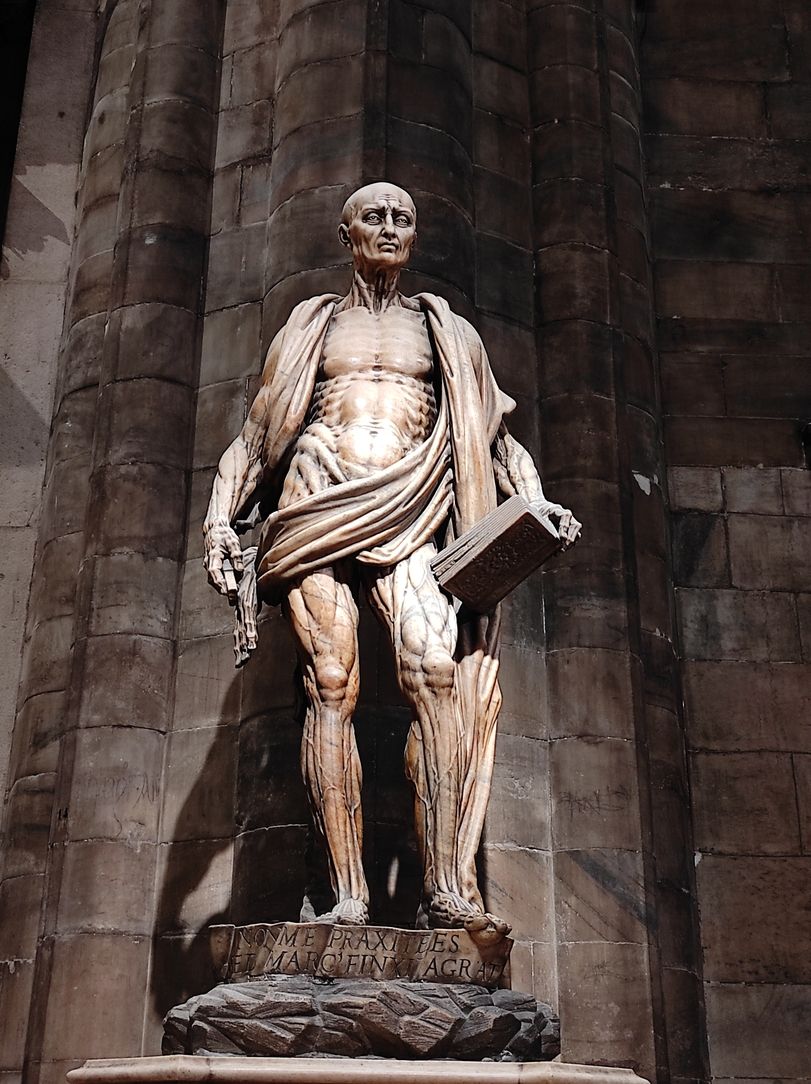 Statue des gehäuteten Heiligen Bartholomäus. Er steht auf einem Sockel im Mailänder Dom.