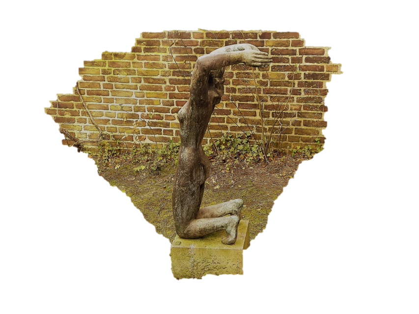 Skulpturen aus dem Kolbe Museum in Westend. Skulptur einer knienden menschlichen Figur aus Holz oder Bronze mit erhobenen Armen, die das Gesicht bedecken. Die Skulptur steht auf einem Steinblock vor einer alten Ziegelmauer mit einigen Pflanzen am Boden.