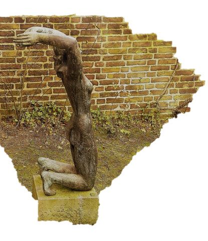 Skulpturen aus dem Kolbe Museum in Westend. Skulptur einer knienden menschlichen Figur aus Holz oder Bronze mit erhobenen Armen, die das Gesicht bedecken. Die Skulptur steht auf einem Steinblock vor einer alten Ziegelmauer mit einigen Pflanzen am Boden.