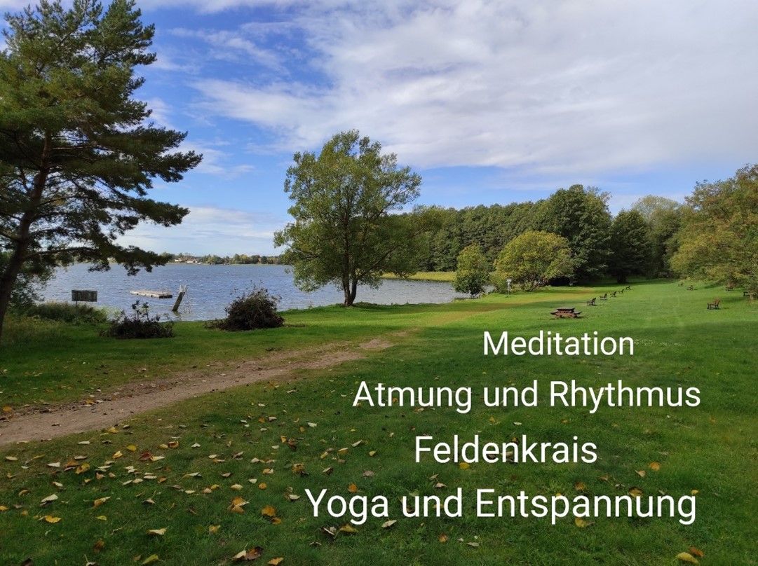 Blick auf eine grüne Uferlandschaft mit Steg und Rutsche, mit überlagertem Text Meditation, Atmung und Rhythmus, Feldenkrais, Yoga und Entspannung